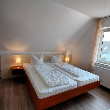 25 - Geschmackvolles Ferienhaus Mit Eckbadewanne & Kamin In Röbel